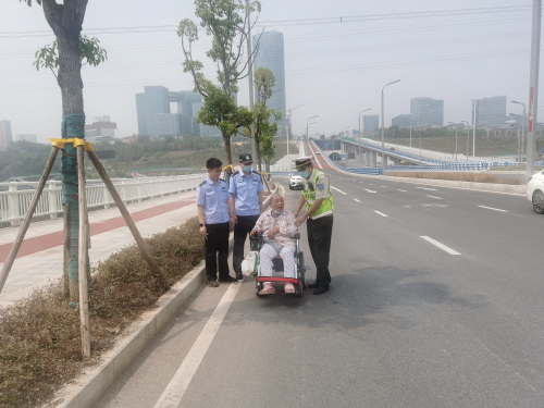 重庆高速执法一支五大队护送误闯高速路出口的鳏寡残疾老人回家