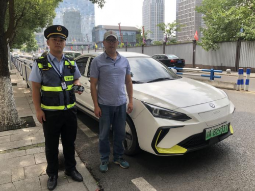 交通执法渝北区大队快速查处一起网约车违规安装 巡游出租车空车标志灯事件